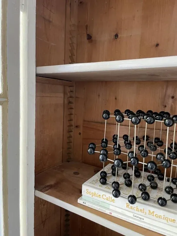 Illustration numéro 4 du produit Meuble métier vitrine XL patine blanche