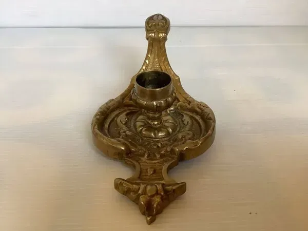 Illustration numéro 4 du produit Bougeoir rat de cave en laiton travaillé