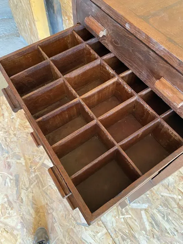 Illustration numéro 4 du produit Magnifique meuble de métier en teck ancien