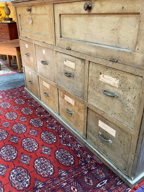 Illustration numéro 4 du produit Ancien meuble de métier