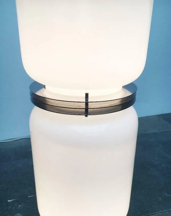 Illustration numéro 4 du produit Lampadaire en verre de style italien space age, années 1960