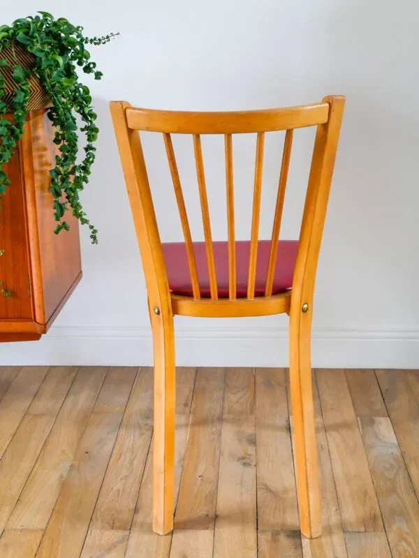 Illustration numéro 4 du produit Chaise bistrot Baumann en chêne blond et skaï rouge, 1950