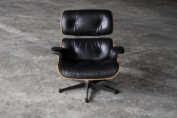 Illustration numéro 4 du produit Fauteuil Lounge par Ray & Charles Eames pour Vitra, années 2000.