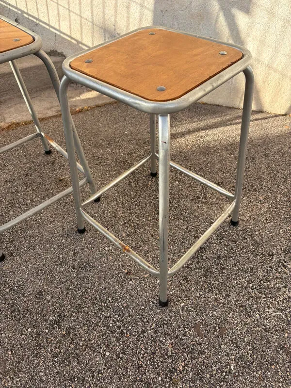 Illustration numéro 4 du produit 2 tabourets industriels en bois et métal gris