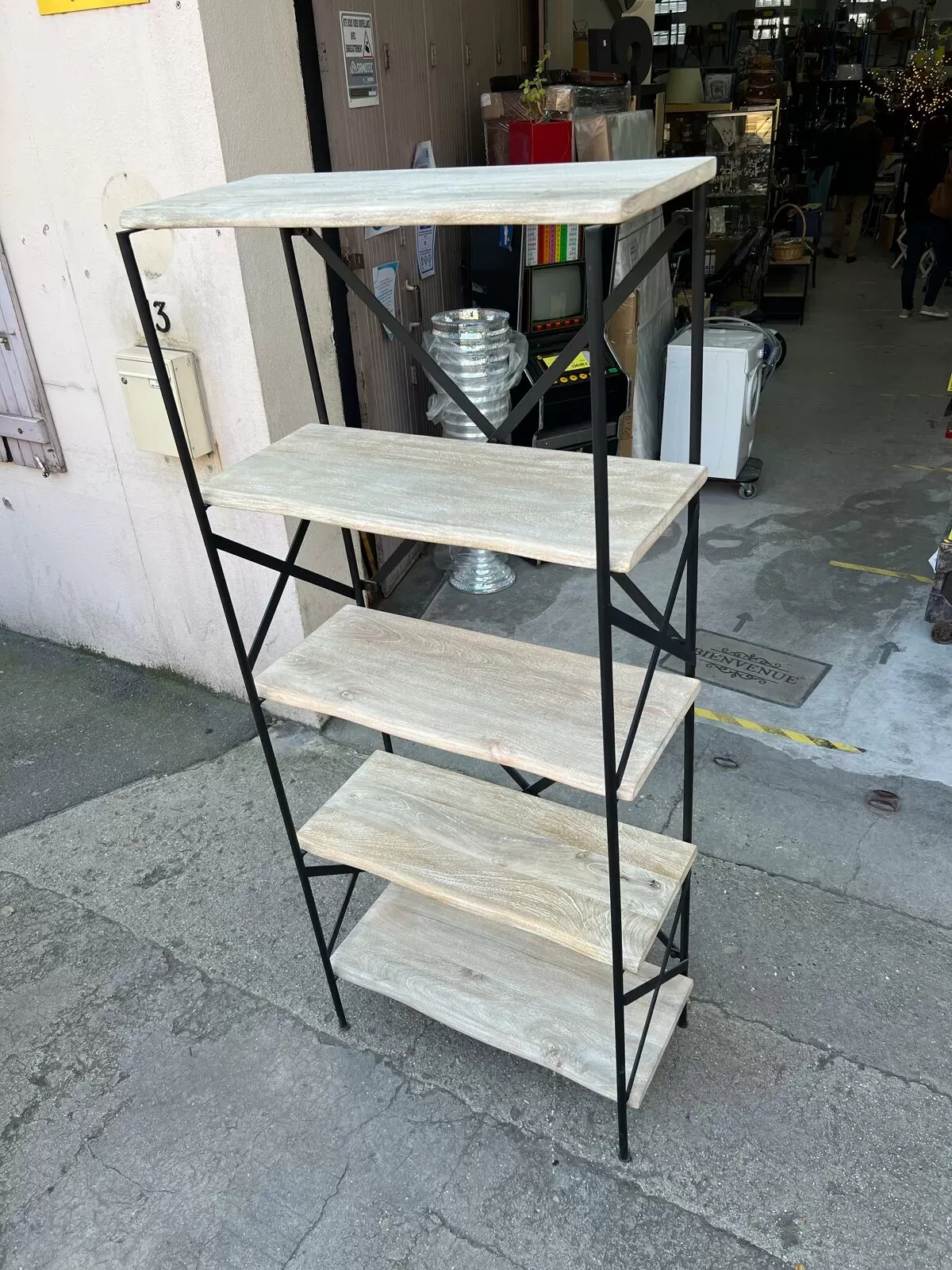 Illustration numéro 4 du produit Étagère style industriel en bois clair et fonte