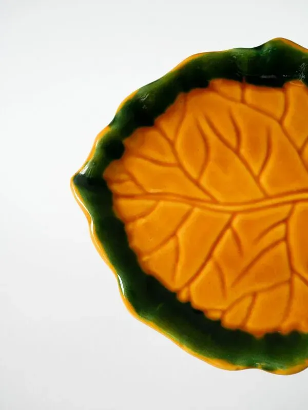 Illustration numéro 4 du produit Vide-poche en barbotine feuille jaune et vert, 1970