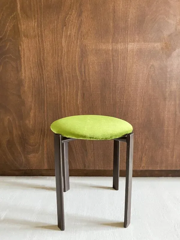Illustration numéro 4 du produit Tabouret vintage avec assise en velours