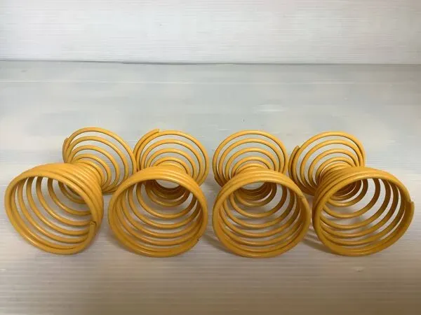 Illustration numéro 4 du produit Quatre coquetiers ressort spirale jaune