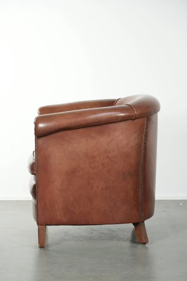 Illustration numéro 4 du produit Fauteuil club en cuir de vachette de belle couleur cognac foncé dans le style anglais.
