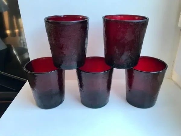 Illustration numéro 4 du produit Lot de 5 verres en verre coloré bordeaux années 70