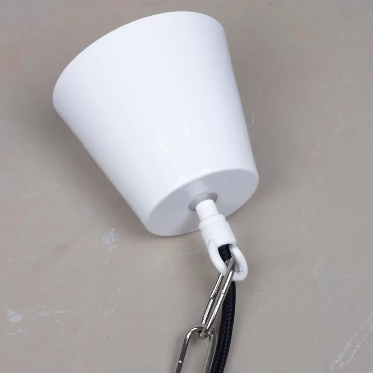 Illustration numéro 4 du produit Suspension industrielle en émail de Pologne, couleur blanche, 1960