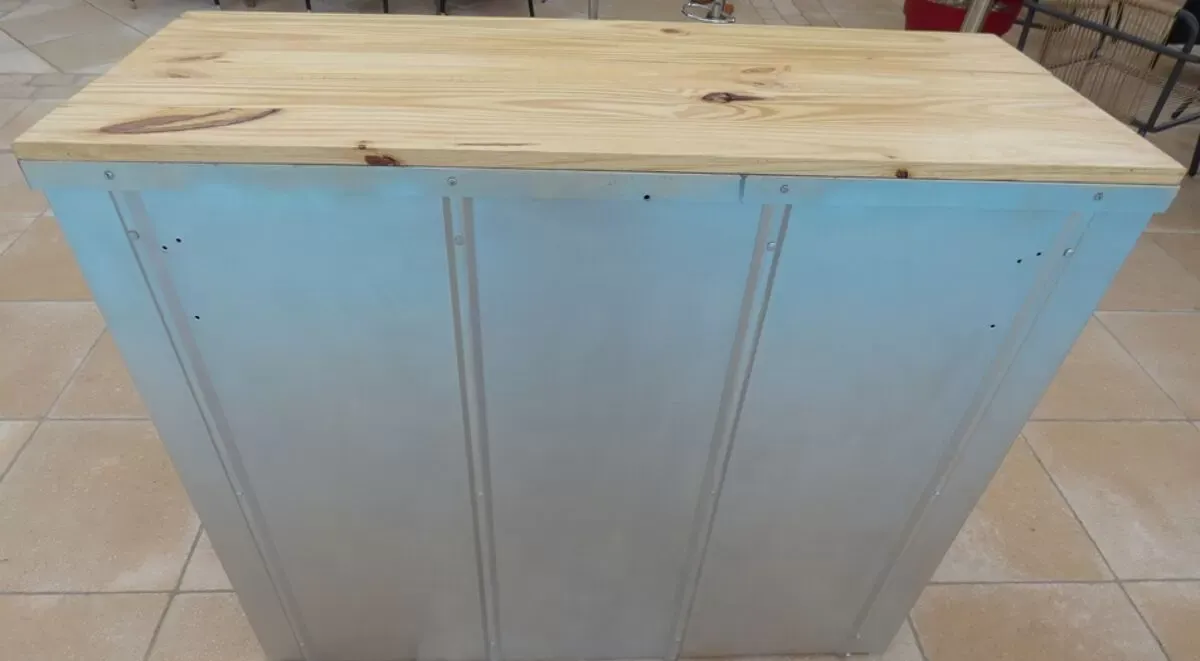 Illustration numéro 4 du produit Meuble bas industriel en métal  passe partout avec dessus bois