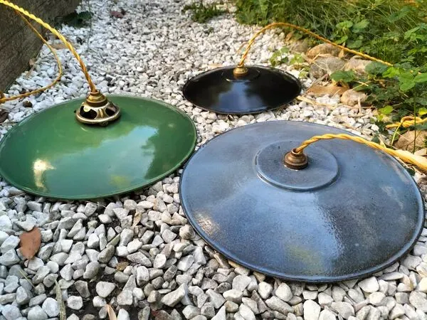 Illustration numéro 4 du produit 3 suspensions en tôles émaillées