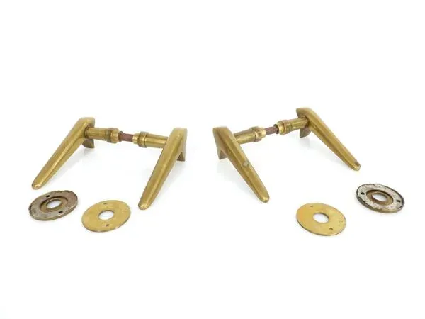 Illustration numéro 4 du produit 2 paires de poignées de porte modernistes en laiton massif 1950–1960