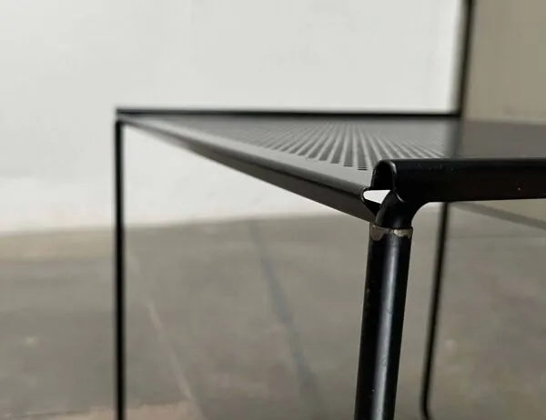 Illustration numéro 4 du produit Table d'appoint postmoderne en métal perforé Ikea, années 1980