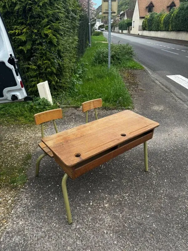 Illustration numéro 4 du produit Bureau d'écolier