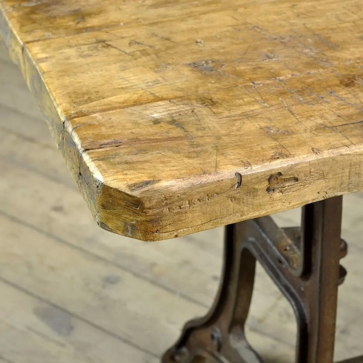 Illustration numéro 4 du produit Table Industrielle Avec Un Plateau En Vieux Pin