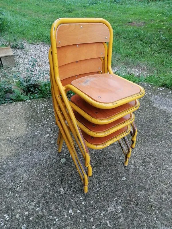 Illustration numéro 4 du produit Lot de 4 chaises d'écolier vintage