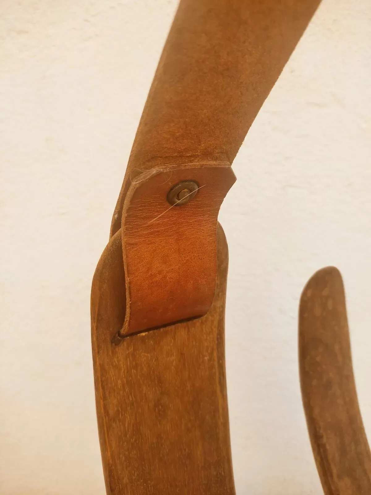 Illustration numéro 4 du produit Porte revue forme organique en bois et cuir