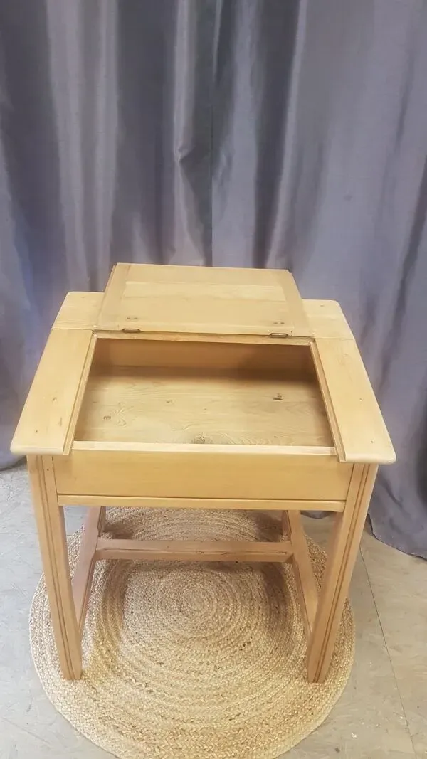 Illustration numéro 4 du produit Pupitre d'écolier années 80 en hêtre