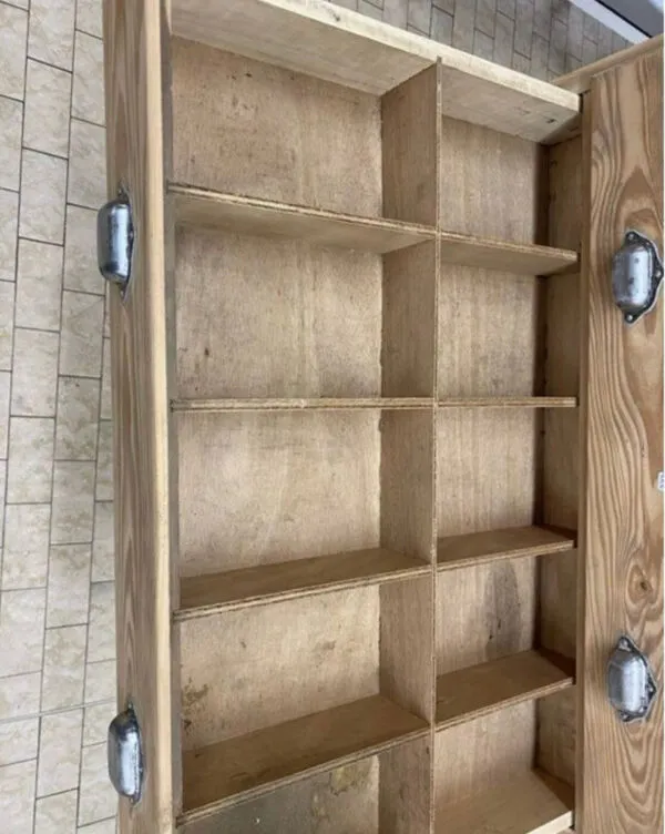 Illustration numéro 4 du produit Ancien meuble de métier