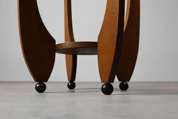 Illustration numéro 4 du produit Table d'appoint ronde en chêne de l'École d'Amsterdam, Pays-Bas, vers 1920