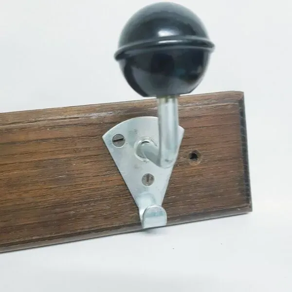 Illustration numéro 4 du produit Vieux crochets d'école en bakélite