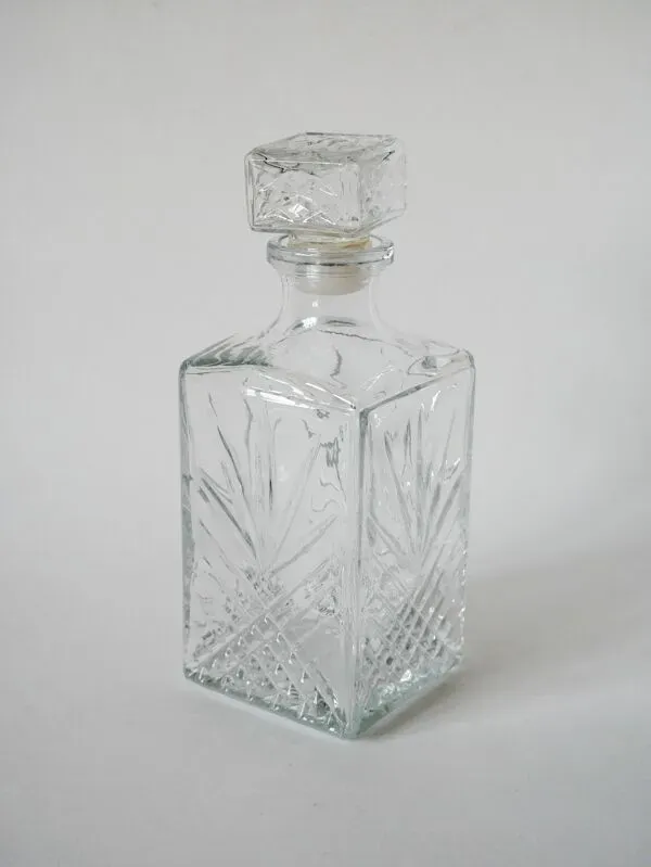 Illustration numéro 4 du produit Carafe à whisky en verre ciselé 1970