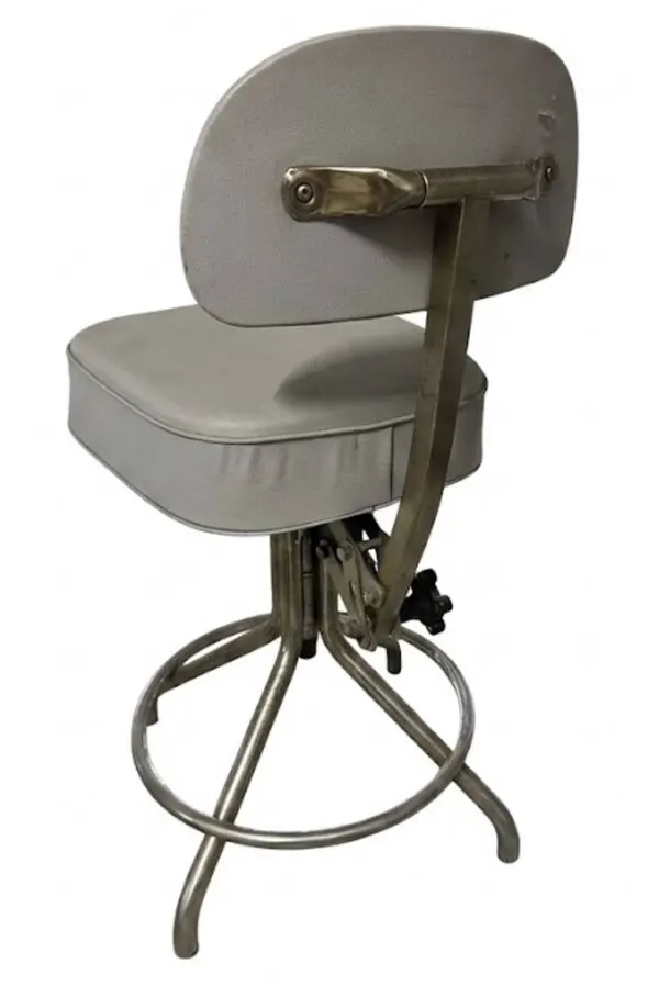 Illustration numéro 4 du produit Chaise d’atelier vintage réglable en métal patiné et skaï gris