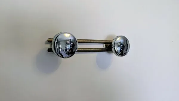 Illustration numéro 4 du produit Patère murale double en métal chromé, design vintage