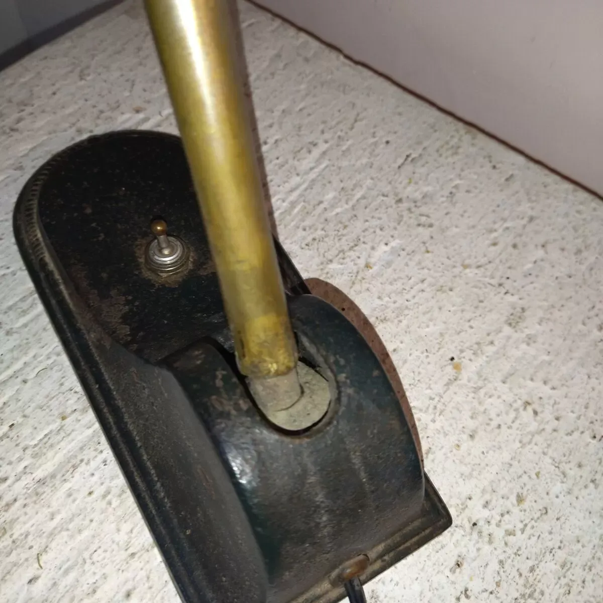 Illustration numéro 4 du produit Lampe de banquier ancienne fonte email