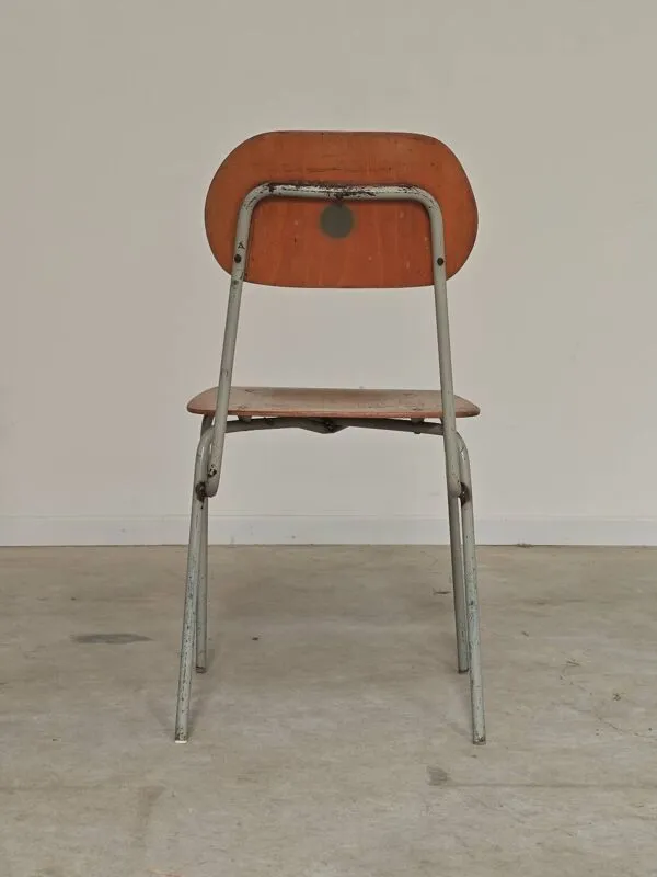 Illustration numéro 4 du produit Lot de 6 chaises d'école métal et bois
Ex Tchécoslovaquie 1960