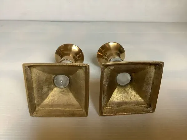 Illustration numéro 4 du produit Paire de petits bougeoirs en laiton et verre