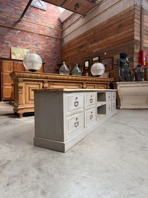 Illustration numéro 4 du produit Ancien meuble d’atelier transformé en meuble télé