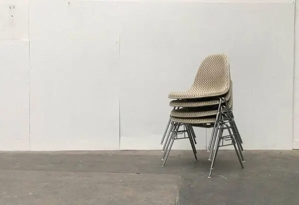 Illustration numéro 4 du produit Chaises empilables en fibre de verre de style mid-century par Charles et Ray Eames avec motif à carreaux par Alexander Girard pour Vitra, années 1960, ensemble de 4.