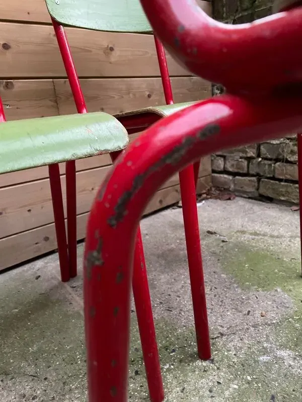 Illustration numéro 4 du produit Lot de 3 chaises d’école vintage