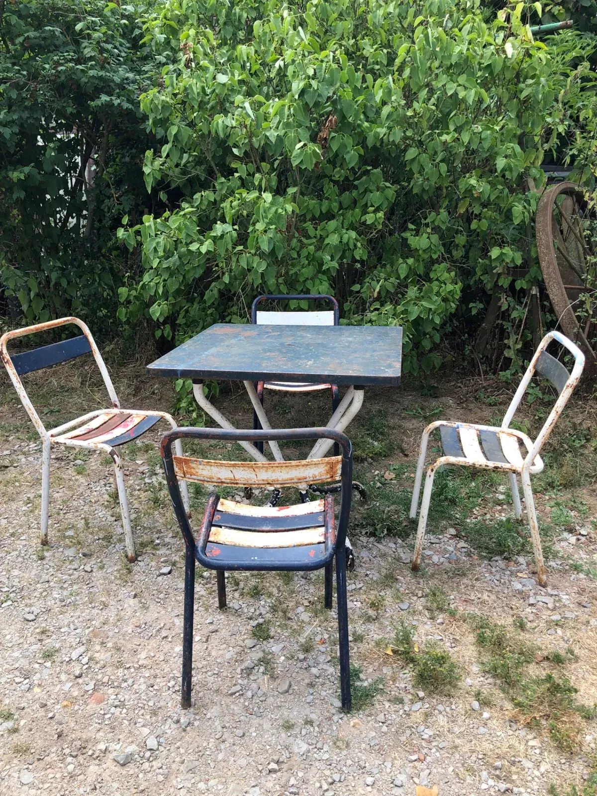 Illustration numéro 4 du produit Table Hélix avec ses 4 chaises