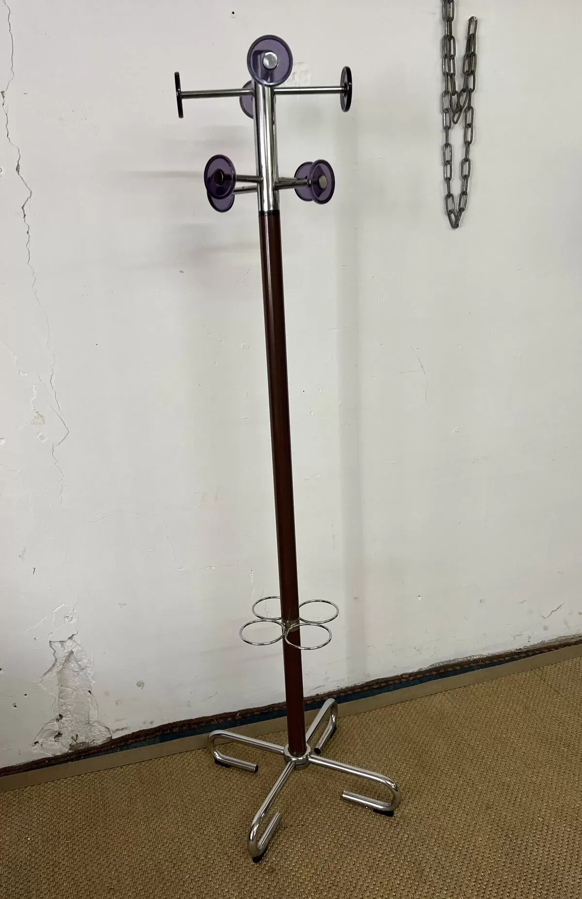 Illustration numéro 4 du produit Porte manteau industriel en métal chromé