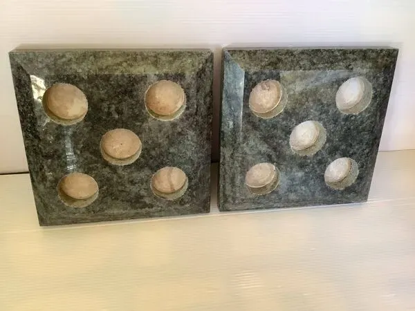 Illustration numéro 4 du produit Paire de bougeoirs en marbre vert