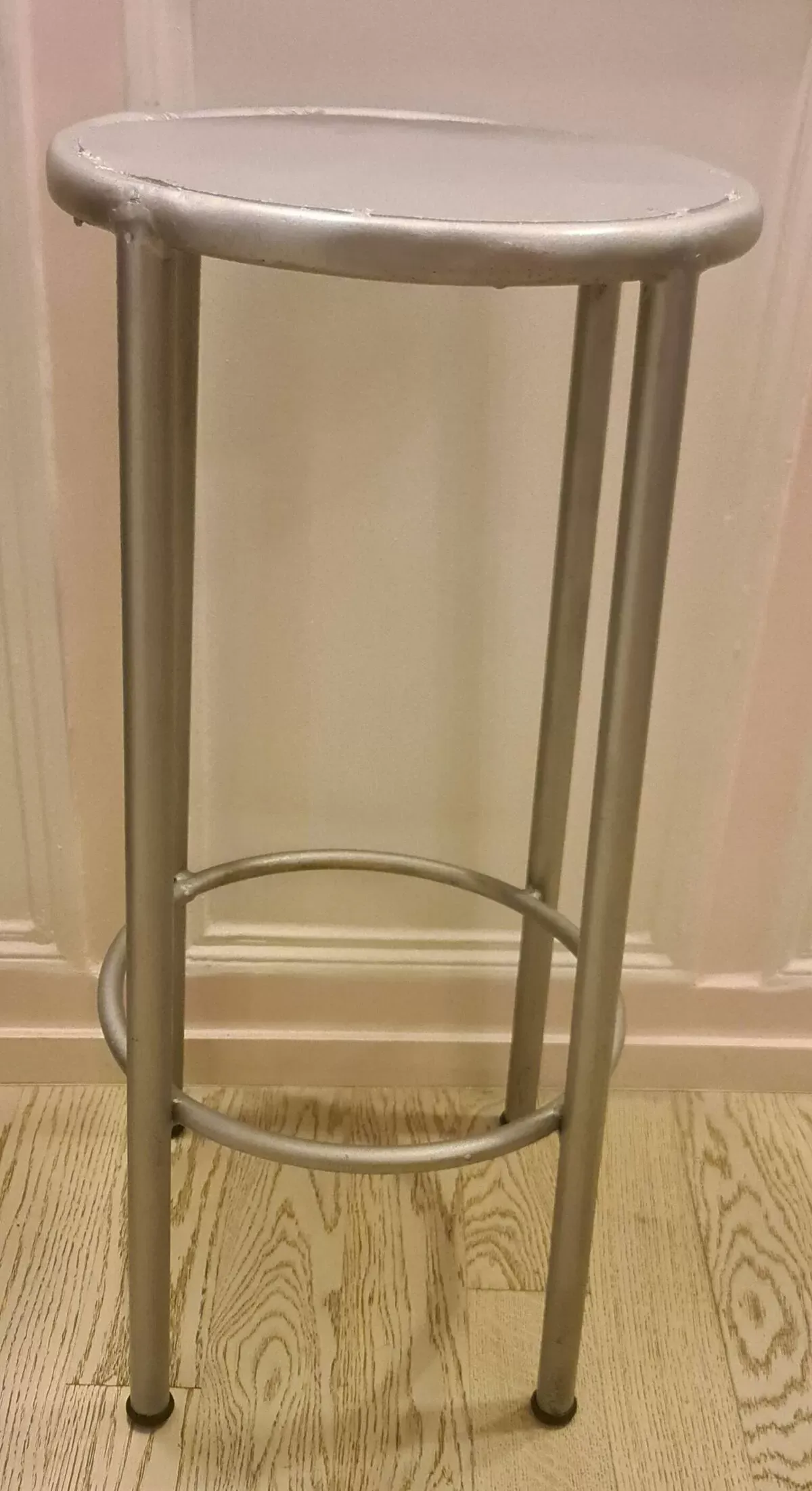 Illustration numéro 4 du produit Tabouret ancien en fer industriel repeint gris métallisé parfait etat