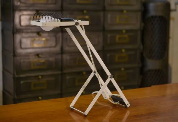 Illustration numéro 4 du produit Lampe de bureau Sintesi par Ernesto Gismondi pour Artemide 1990’s