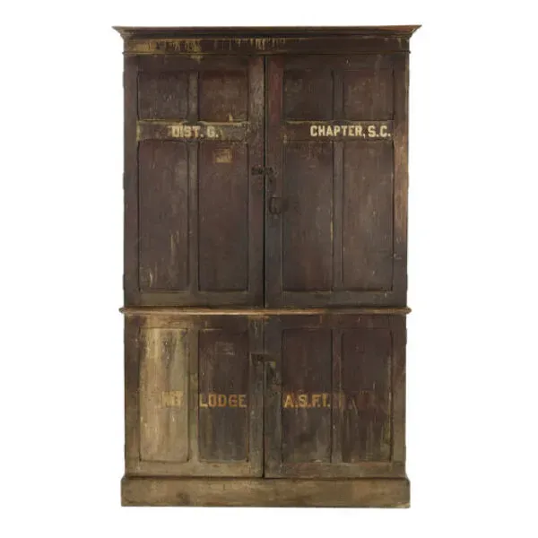 Illustration numéro 4 du produit Meuble de tri postal en bois patiné