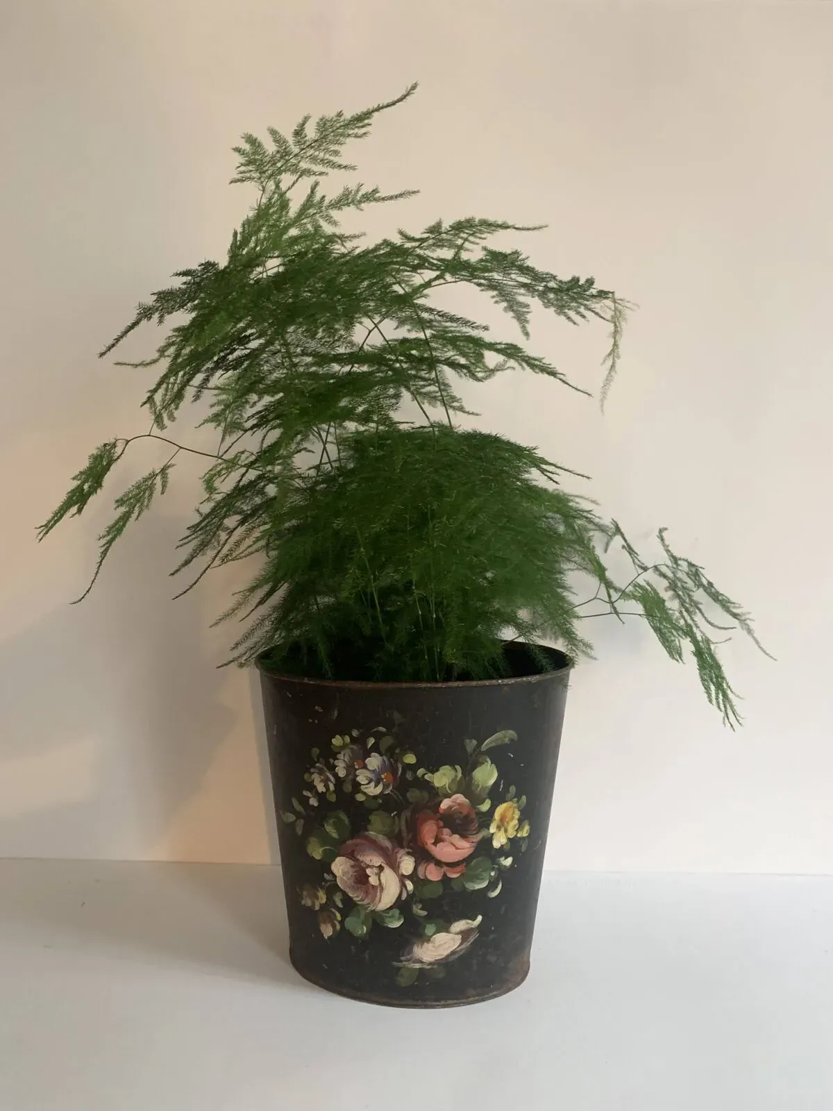 Illustration numéro 4 du produit Corbeille à papier Napoléon III en tôle noire et fleurs peintes, 19e siècle