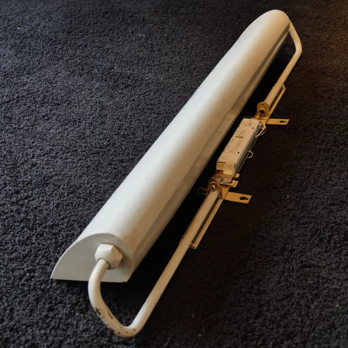 Illustration numéro 4 du produit Applique moderniste