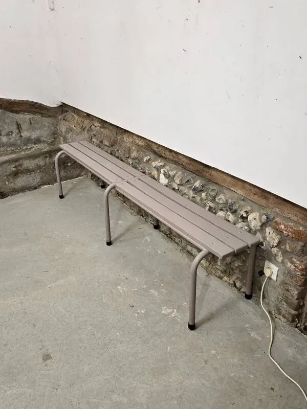 Illustration numéro 4 du produit Banc d'école relooké mauve clair 1970 taille adulte