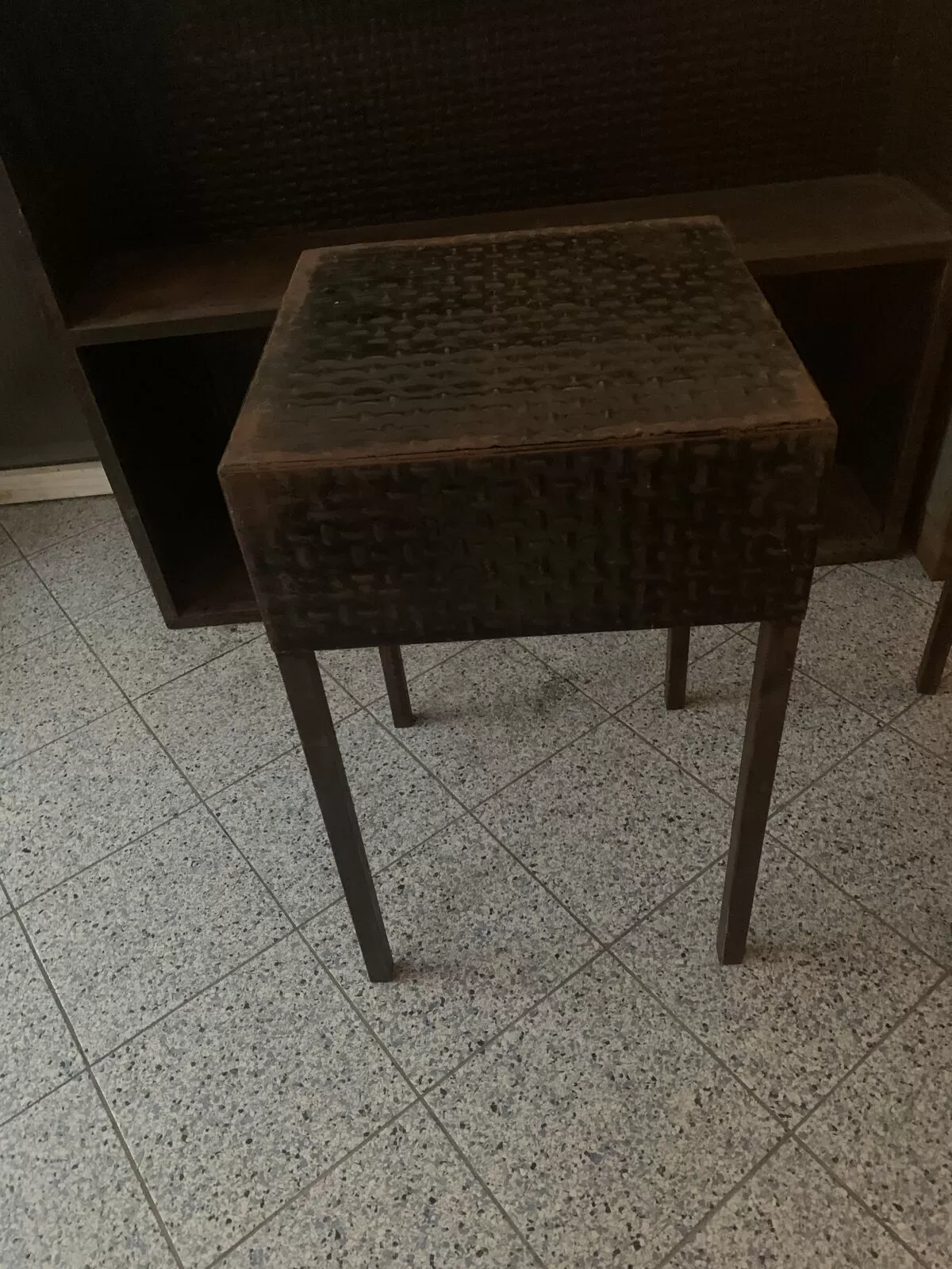 Illustration numéro 4 du produit Paire de tables d'appoint métal vintage