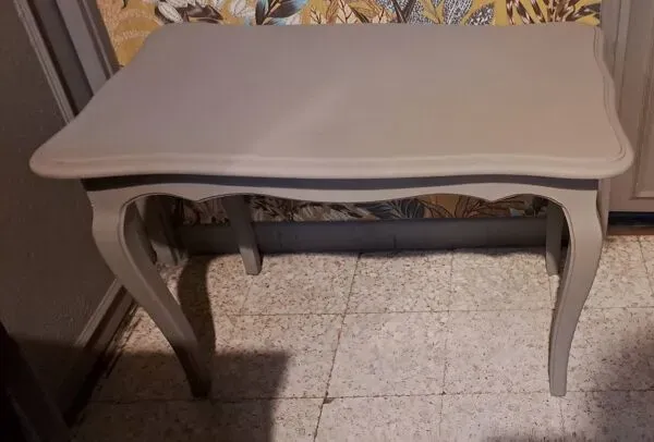 Illustration numéro 4 du produit Table basse rectangulaire en bois massif peinte en gris 1960