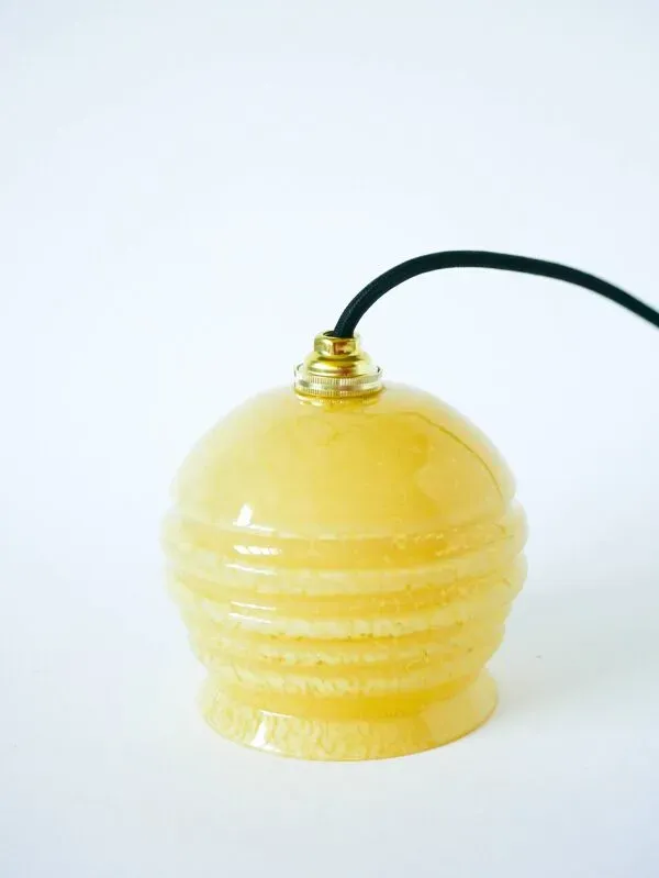 Illustration numéro 4 du produit Petite suspension boule en verre de Clichy col évasé, Jaune, 1930