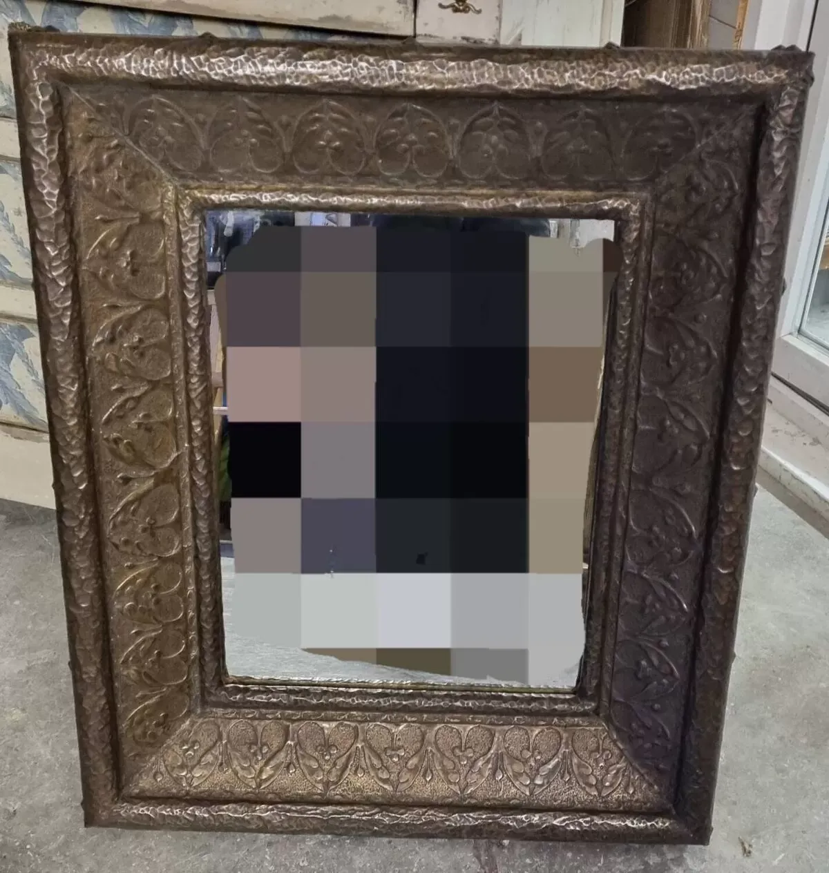 Illustration numéro 4 du produit Miroir début 20ème en tôle emboutie