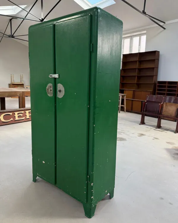 Illustration numéro 4 du produit Armoire vintage en métal vert